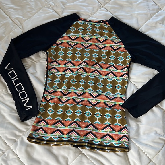 VOLCOM super cute 2pc long sleeves UPF50+ Rash guard with matching shorts small - Picture 16 of 17